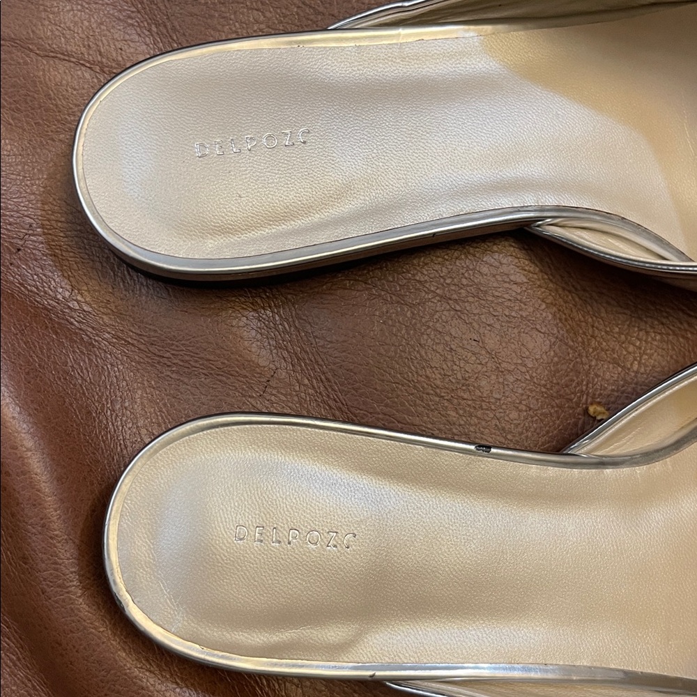 Delpozo patent leather pointed bow flat mules in silver size 37 - Picture 2 of 14